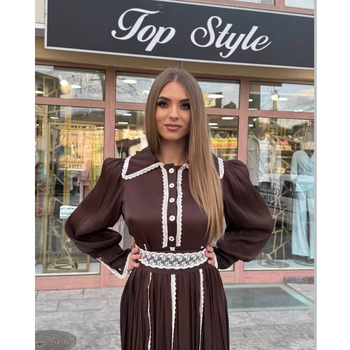 Elegantna duga braon haljina sa belim čipkastim detaljima