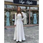 Duga bela haljina sa tačkastim dezenom i volanima