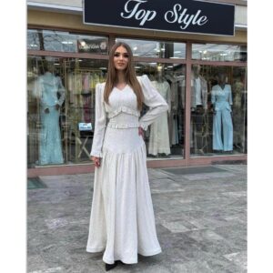 Duga bela haljina sa tačkastim dezenom i volanima