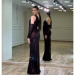 Duga svečana haljina Midnight Shimmer – Model na jedno rame sa rukavima