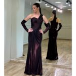Duga svečana haljina Midnight Shimmer – Model na jedno rame sa rukavima