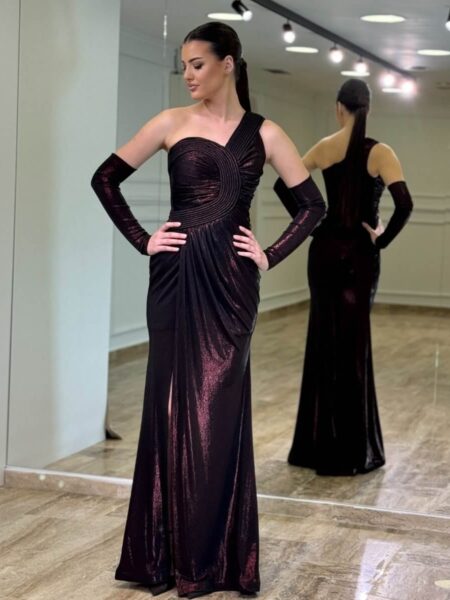 Duga svečana haljina Midnight Shimmer – Model na jedno rame sa rukavima