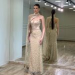 Duga svečana satenska haljina Imperial Gold sa raskošnim plaštom