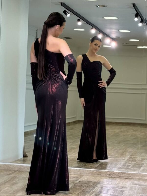 Duga svečana haljina Midnight Shimmer – Model na jedno rame sa rukavima