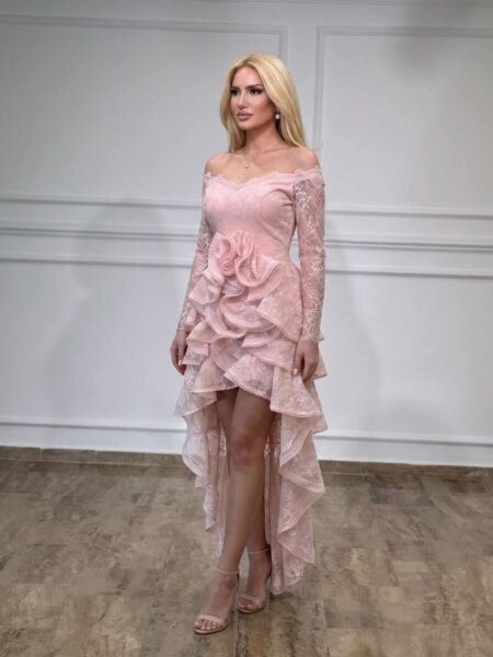 Elegantna čipkana haljina spuštenih ramena sa kaskadnim volanima