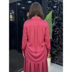 Elegantni Satin Set u Boji Trula Višnja – Košulja na Vezivanje i duga Suknja