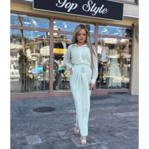 Elegantni trodelni komplet košulja, majica i suknja sa brošem