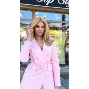 Elegantni komplet sa brošem i širokim pantalonama