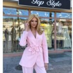 Elegantni komplet sa brošem i širokim pantalonama