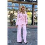 Elegantni roze komplet sa brošem i širokim pantalonama