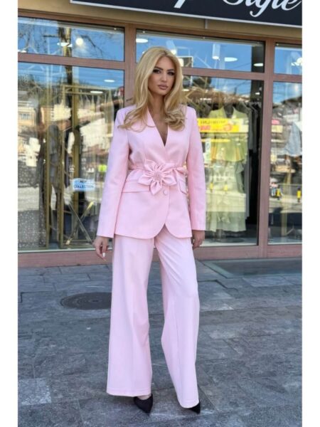 Elegantni roze komplet sa brošem i širokim pantalonama