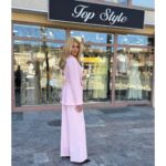 Elegantni roze komplet sa brošem i širokim pantalonama