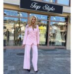 Elegantni komplet sa brošem i širokim pantalonama
