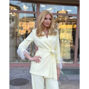 Elegantni komplet sako sa perjem i širokim pantalonama