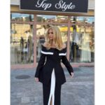 Elegantni komplet – blejzer spuštenih ramena i duga suknja sa prorezom