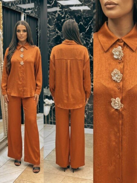 Elegantni satenski komplet – košulja sa ukrasnim dugmadima i široke pantalone