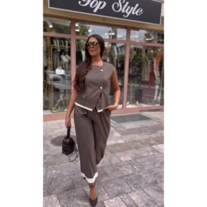 Elegantni komplet prsluk i pantalone sa kontrastnim detaljima