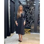 Elegantna haljina sa cvetnim pojasom – Crna