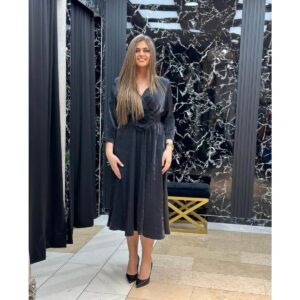 Elegantna haljina sa cvetnim pojasom – Crna