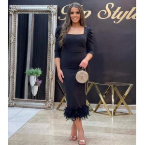 Midi uska haljina sa perjem na porubu