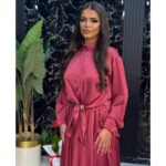 Elegantni Satin Set u Boji Trula Višnja – Košulja na Vezivanje i duga Suknja