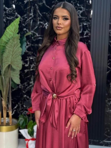 Elegantni Satin Set u Boji Trula Višnja – Košulja na Vezivanje i duga Suknja