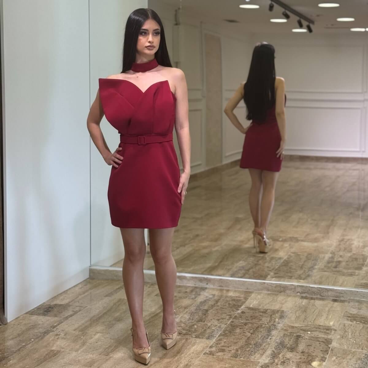 Bordo mini haljina asimetričnog dizajna sa naglašenim strukom i čokerom