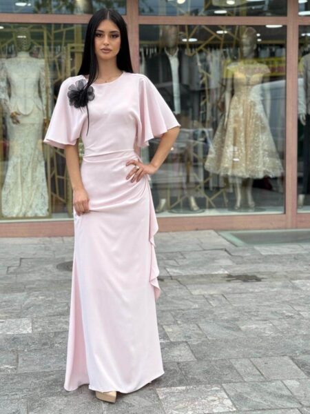 Duga elegantna haljina sa karnerima i cvetnim brošem – Nežno roze