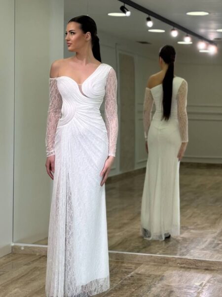 Asimetrična duga haljina od čipke na jedno rame u beloj boji, idealna za venčanje