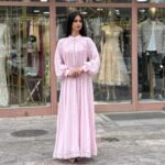Dugačka haljina sa cvetnim vezom i pojasom