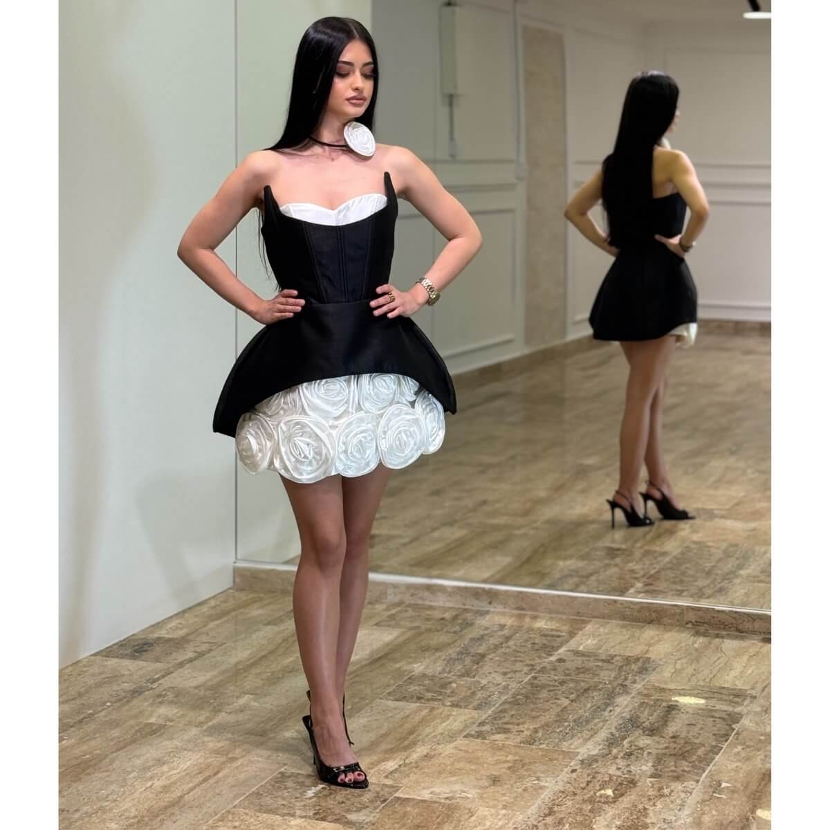 Ekskluzivna mini haljina sa korsetom i suknjom od 3D ruža