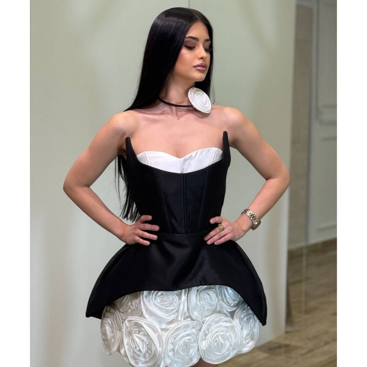 Ekskluzivna mini haljina sa korsetom i suknjom od 3D ruža