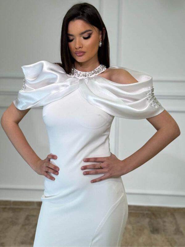 Elegantna Maxi Haljina sa Asimetričnim Karnerima - bela