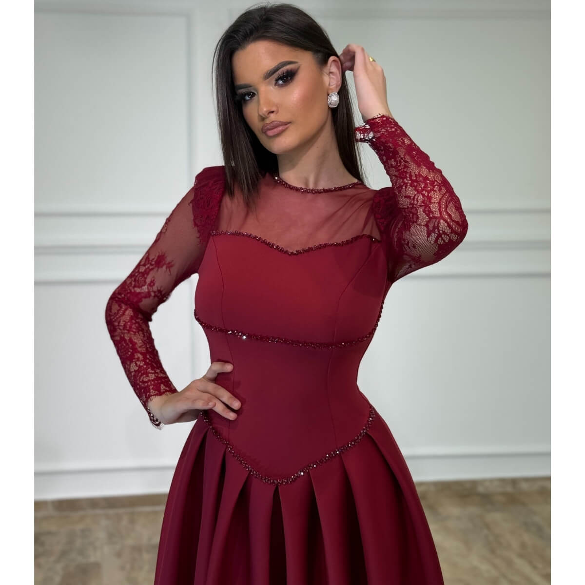 Elegantna midi haljina A-kroja sa čipkanim rukavima i perlicama