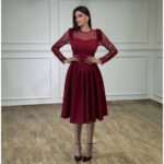 Elegantna midi haljina A-kroja sa čipkanim rukavima i perlicama