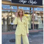 Elegantni roze komplet sa brošem i širokim pantalonama