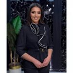 Komplet strukirana košulja ukrašena riševima i elegantne ravne pantalone