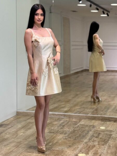 Svečana kratka haljina sa 3D cvetnim aplikacijama