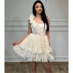 Kratka asimetrična haljina Luminous Bloom s volanima