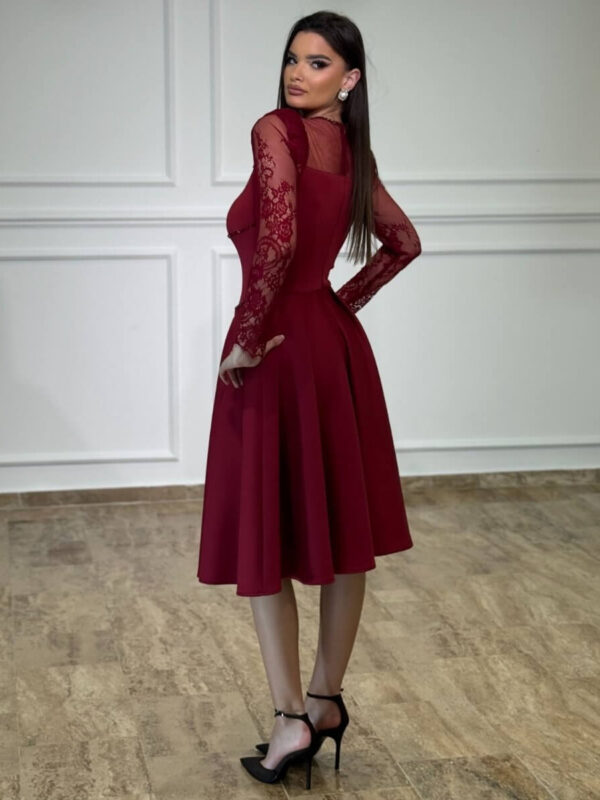 Elegantna midi haljina A-kroja sa čipkanim rukavima i perlicama