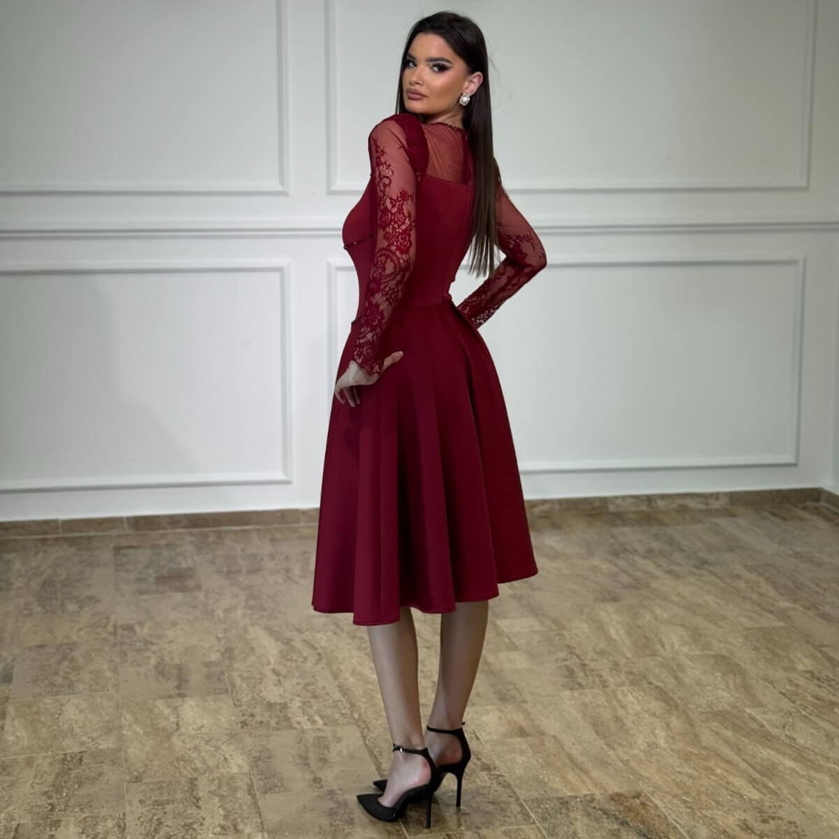 Elegantna midi haljina A-kroja sa čipkanim rukavima i perlicama