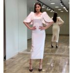 Elegantna midi satenska haljina sa pelerina rukavima