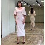 Elegantna midi satenska haljina sa pelerina rukavima