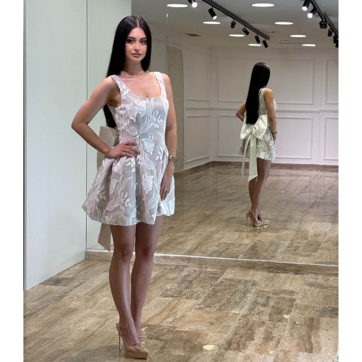 Mini haljina sa belim cvetnim vezom i efektnom mašnom na leđima