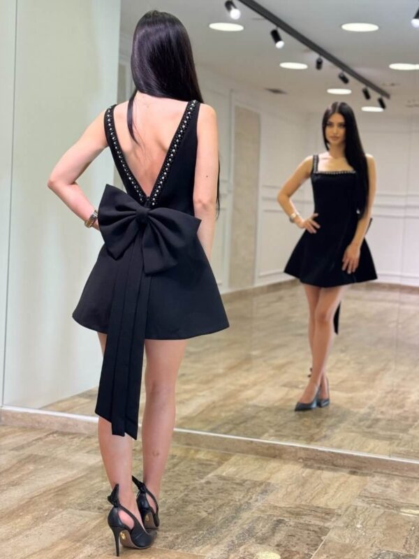 Elegantna mini haljina sa bisernim radom i mašnom