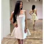 Elegantna mini haljina sa bisernim radom i mašnom