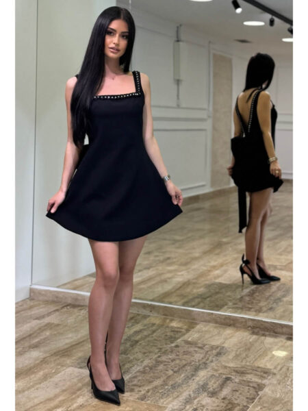 Elegantna mini haljina sa bisernim radom i mašnom