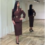 Braon elegantna midi haljina sa prorezima na ramenima i pojasom