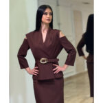 Braon elegantna midi haljina sa prorezima na ramenima i pojasom