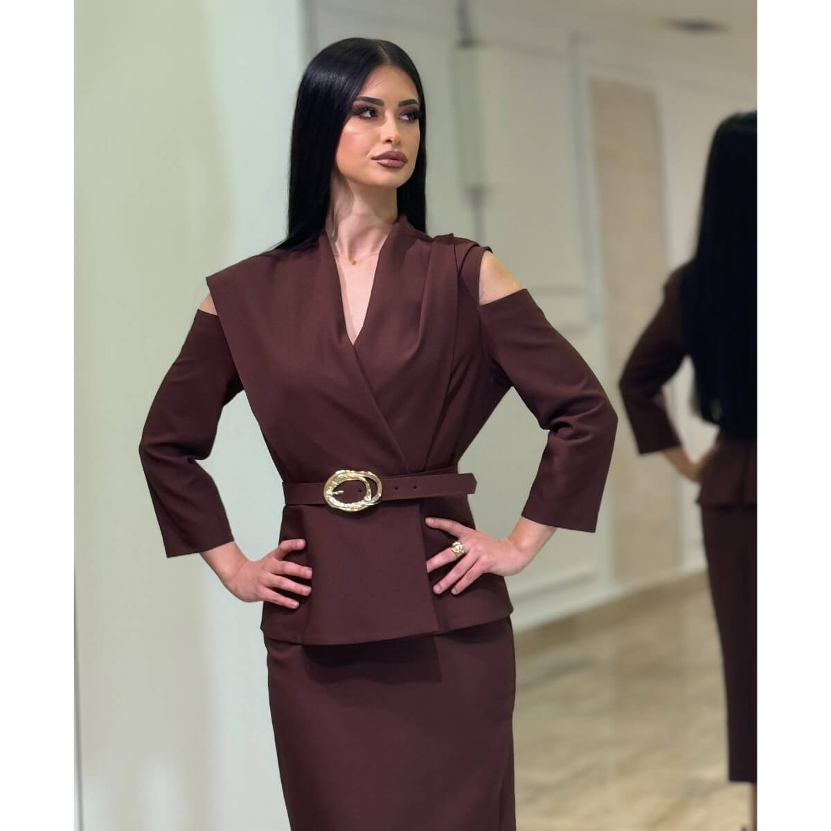 Braon elegantna midi haljina sa prorezima na ramenima i pojasom